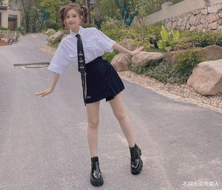 冯提莫|冯提莫现身大街路演,失去了工作室P图待遇,真实身高一目了然