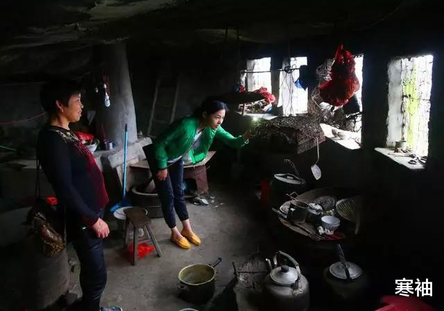 乙肝@94岁老人住活人墓，睡棺材，修墓花了26万，墓内安装五道防盗门