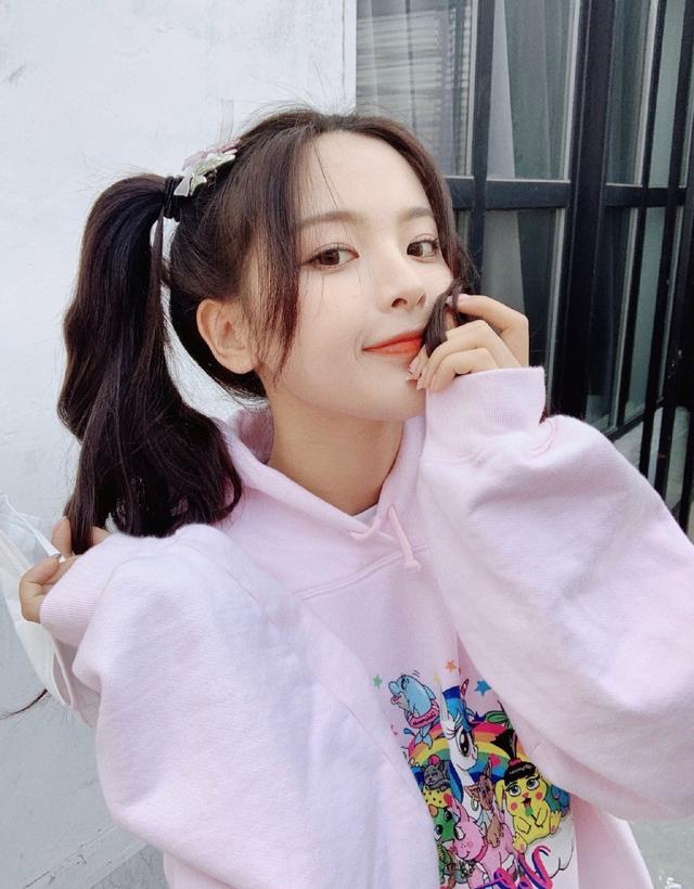 杨超越■杨超越凭借双马尾美上热搜，穿白色露肩泡泡袖甜美可爱，太绝了