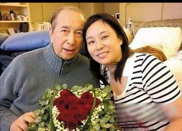 何鸿燊|蓝琼缨与何鸿燊合照表情生疏，三太和四太却不同，大房女儿独不见