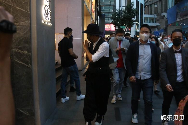 阿Sa|阿Sa与男友甜蜜同框,两人牵手力破分手传闻,路上还偶遇任达华