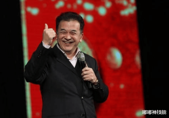 黄宏|24次荣登春晚,60岁靠人搀扶走路,职务被免后,黄宏现状令人堪忧