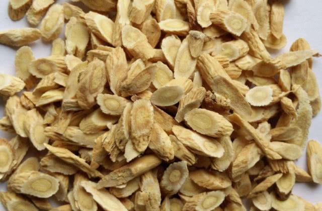 黄芪■黄芪跟它是“两口子”，每天泡水喝，给肾脏和肝脏“洗个澡”