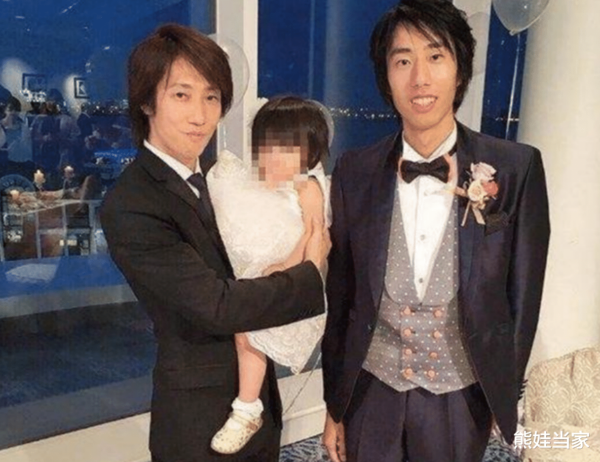 熊娃当家|“冻龄爸爸”晒与女儿合照，两人同框似兄妹，网友：吃防腐剂了？