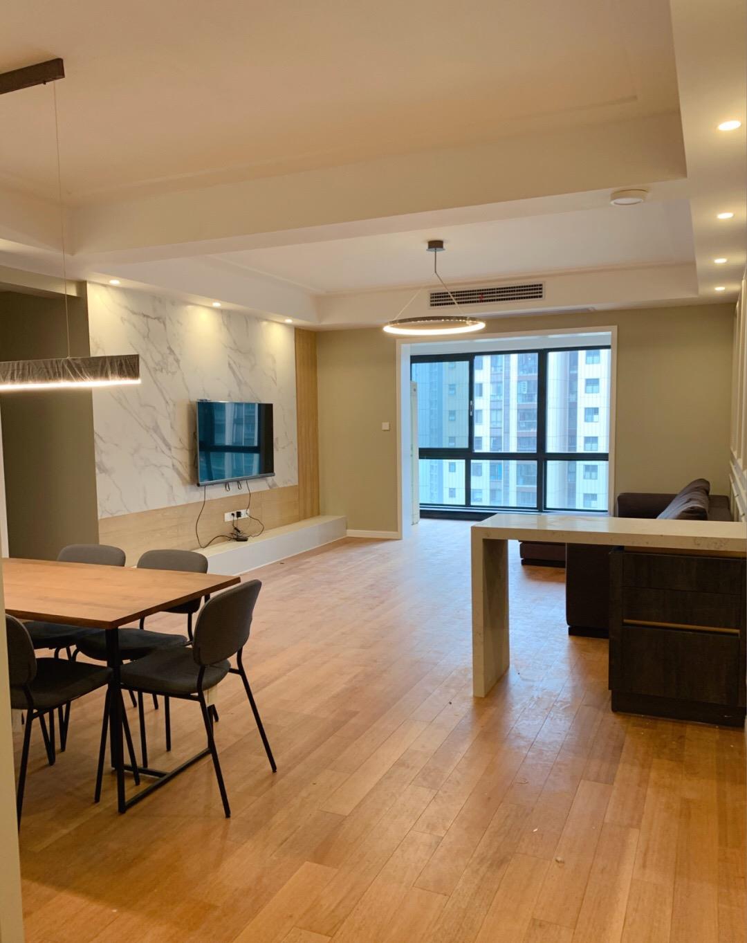 【】她家辛苦一年才完工，效果还不错，二次改造电视墙后实用又大气！