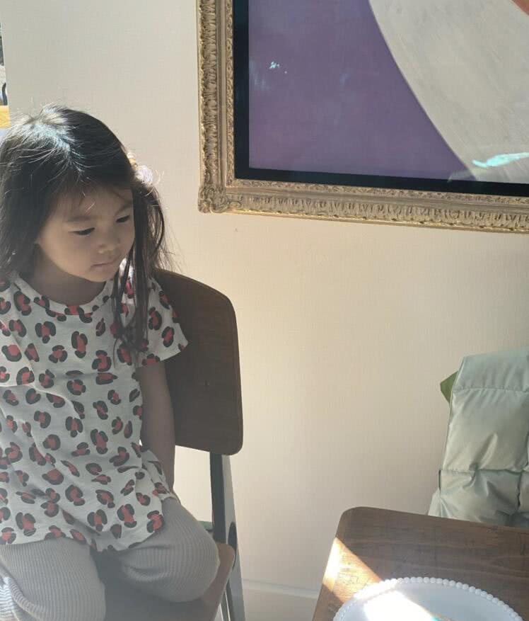 『陈冠希』陈冠希晒女儿吃饼干，Alaia披散头发，一脸满足冲镜头竖拇指