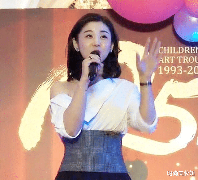 #穿衣搭配#李小萌瘦下来真惊艳，穿斜肩衬衫配腰封好高级，齐肩短发太减龄