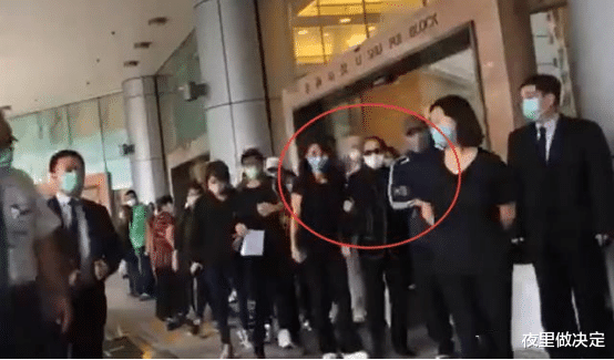 何鸿燊:何鸿燊去世后谁在家里主持大局?年轻妻子齐齐现身,站位说明一切