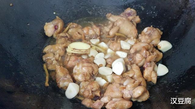 ：蒜香鸡腿的做法，我家经常吃的一道美食，又香又好吃，味道很棒