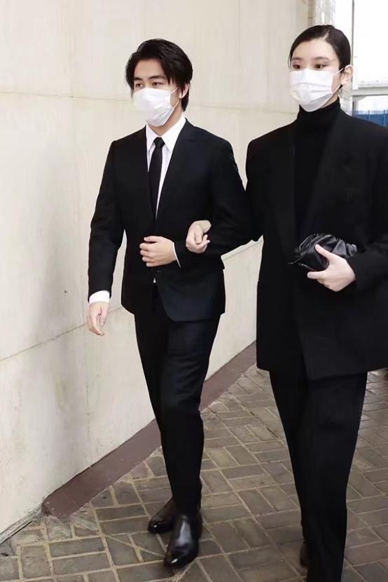 赌王|赌王家族等级森严!虽西装统一定制,但长子举照片连口罩都更高级