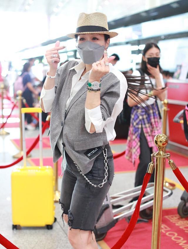 粉色|钟丽缇发型选对了！浓密秀发配粉色西服好减龄，51岁穿出少女感