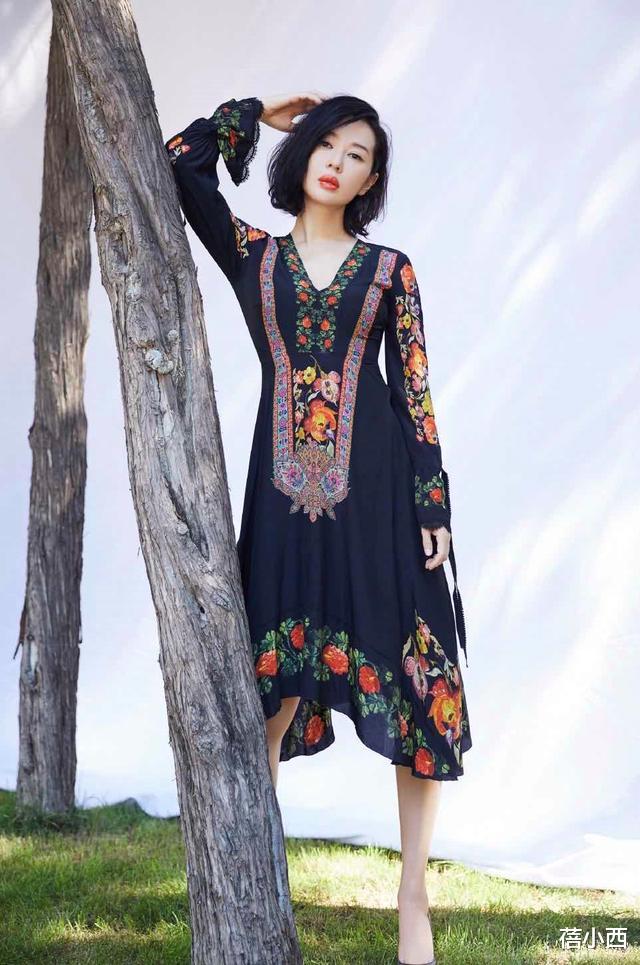 连衣裙▲余男终于认真穿搭,黑色刺绣连衣裙配红唇凹造型,气质惊艳又时尚