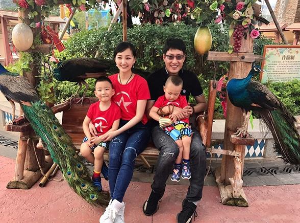 带你参观于震的豪宅,家里有五个孩子,加长餐桌只能放在客厅里