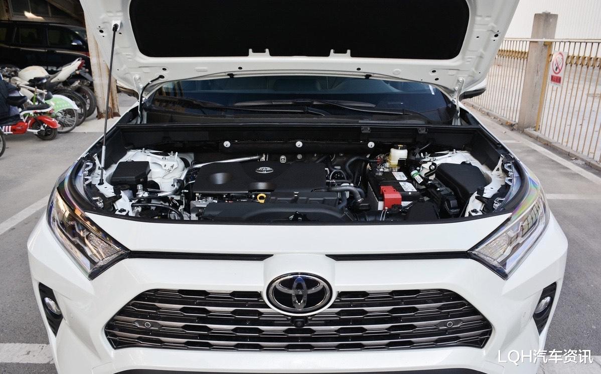 「丰田RAV4」丰田又一款“省油王”，油耗4.7L，加满能跑1000多公里