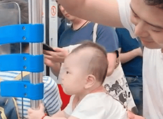 萌娃跟“不靠谱奶爸”坐地铁，求生欲超强，动作表情萌化一众老阿姨
