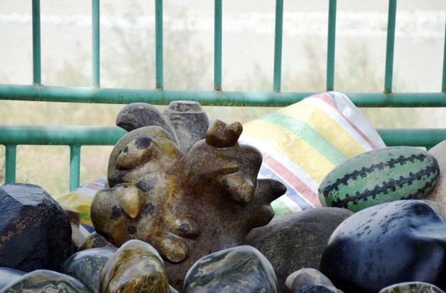 []河流中有着宝物，当地人靠玉石为生，现在已对外开放