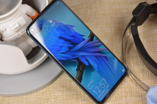 『华为荣耀』华为开始清仓，价格大降1500元，8GB+256GB+麒麟980