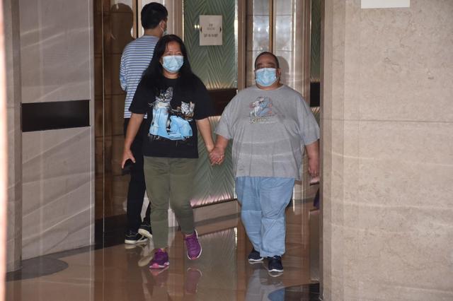 何鸿燊▲赌王何鸿燊遗物被何猷启开车搬走，58岁长女何超雄牵“女友”闪离医院