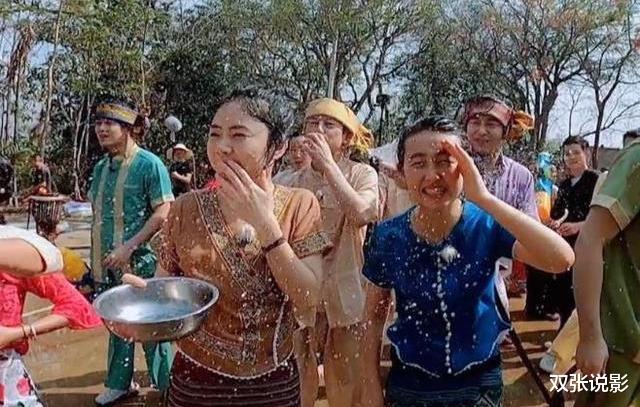 「谭松韵」向往的生活：谭松韵任嘉伦参加泼水节，集体脱妆暴露真面目