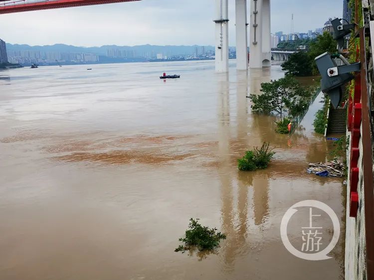 重庆晚报|直击两江洪水:朝天门门洞、渝尔代夫、洪崖洞车库被淹...