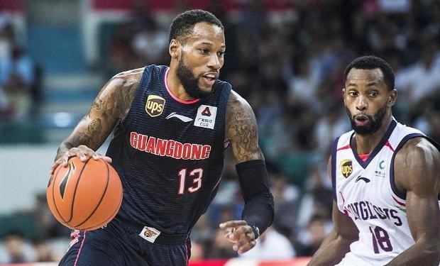 [广东男篮]一下签两？广东宏远训练基地现身一大一小两外援，名记表态：不能说！