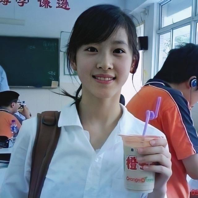 章泽天|“584亿，换不来一个C位”，章泽天富婆圈合照被群嘲