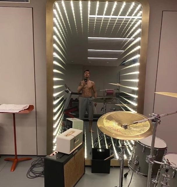 「戚薇」陈伟霆更新腹肌照，不穿衣服晒自拍血槽已空，身上纹身太抢镜！