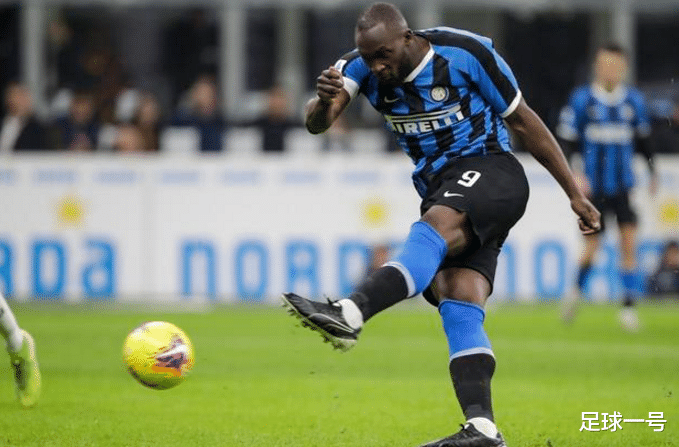 国际米兰■无奈!国米27岁锋霸上演业余一幕!点球点附近无人盯防射丢空门