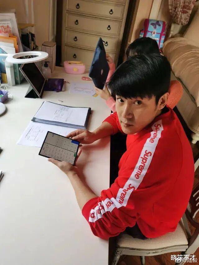 【陆毅】陆毅居然这么有钱，一个手机价值10w，老婆驾400w豪车
