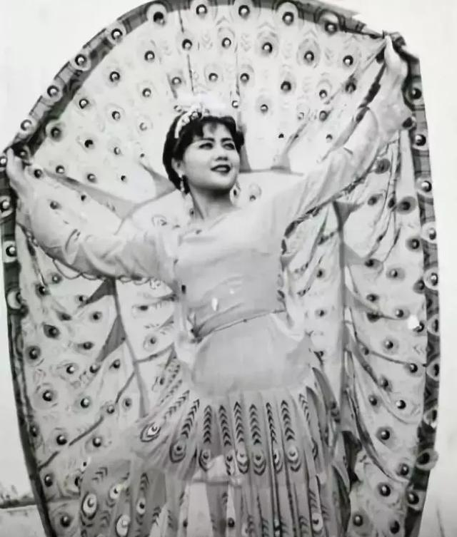 梁安琪▲看看年轻时的四太梁安琪究竟有多美，难怪会让赌王何鸿燊为之倾倒