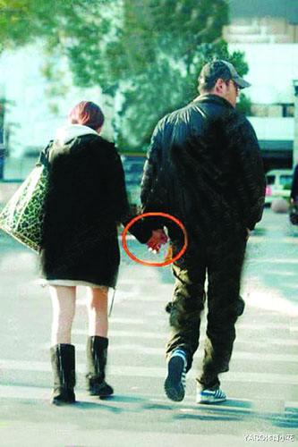 【伊能静】曾和伊能静出轨同居3年,还被抱腿哭求不要离开,如今发福变老太油腻