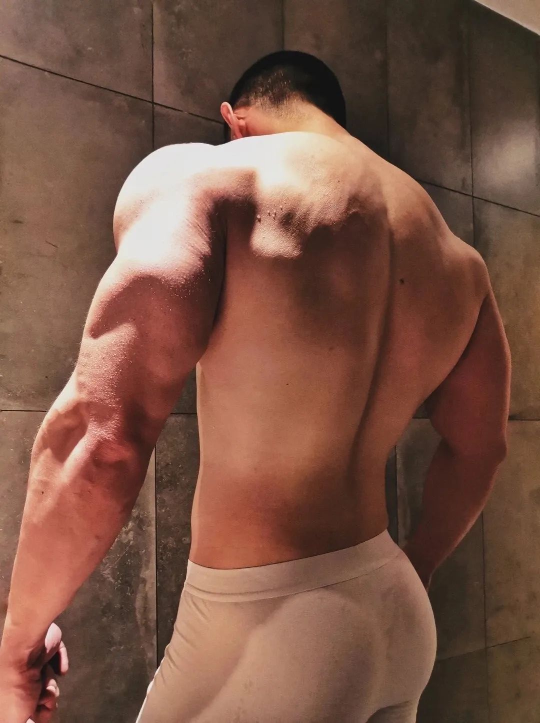 ##一张图告诉你，男生练和不练的区别有多大？