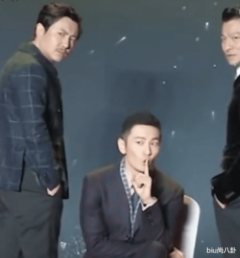 黄晓明|黄晓明搭肩刘德华，他却嫌重不断向下拉手臂，谁注意黄晓明表情？