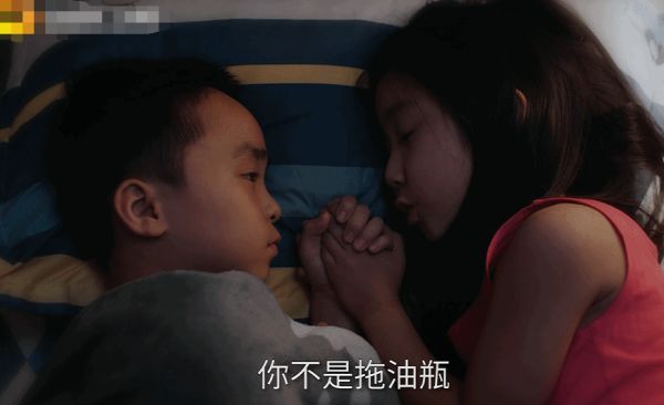 以家人之名|《以家人之名》李尖尖和凌霄谈恋爱，贺子秋怎么办，合照早就暗示结局