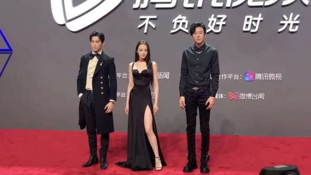 唐嫣|红毯竞艳，唐嫣复出肢体语言僵硬，乔欣跟张嘉倪的礼服一言难尽