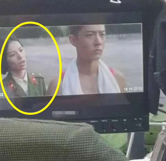 肖战|肖战最新剧照流出，他造型不是重点，看清身边女主颜值：是战哥高攀了