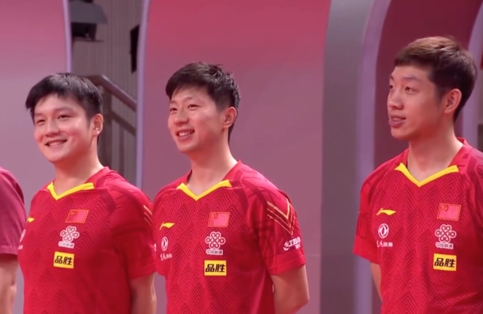 樊振东|国乒第一天团亮相！马龙鼓掌，樊振东许昕3-0大胜 2小将3局仅16分