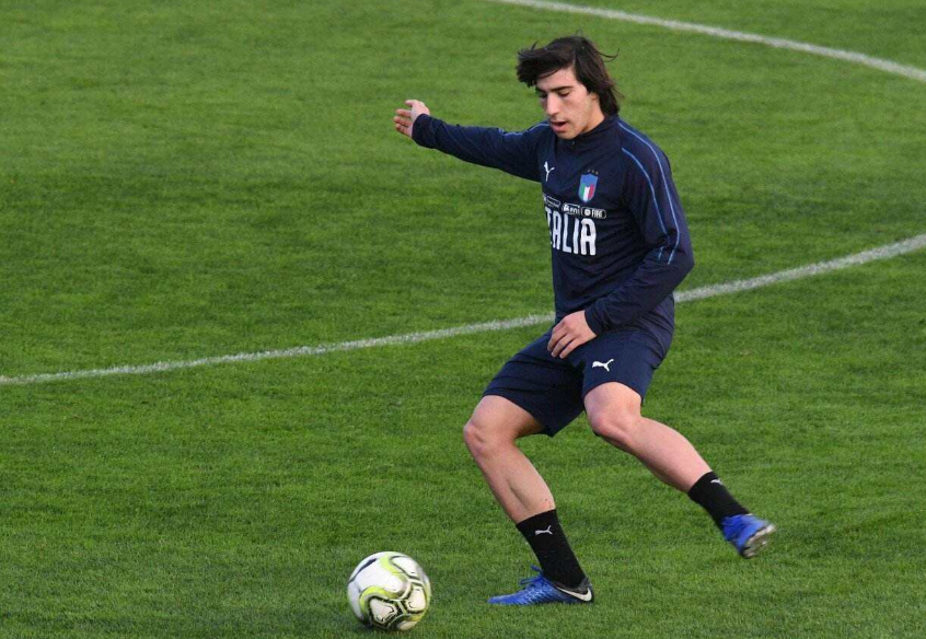 「国际米兰」意甲巨头齐中意19岁小妖,国米领跑,尤文处于劣势