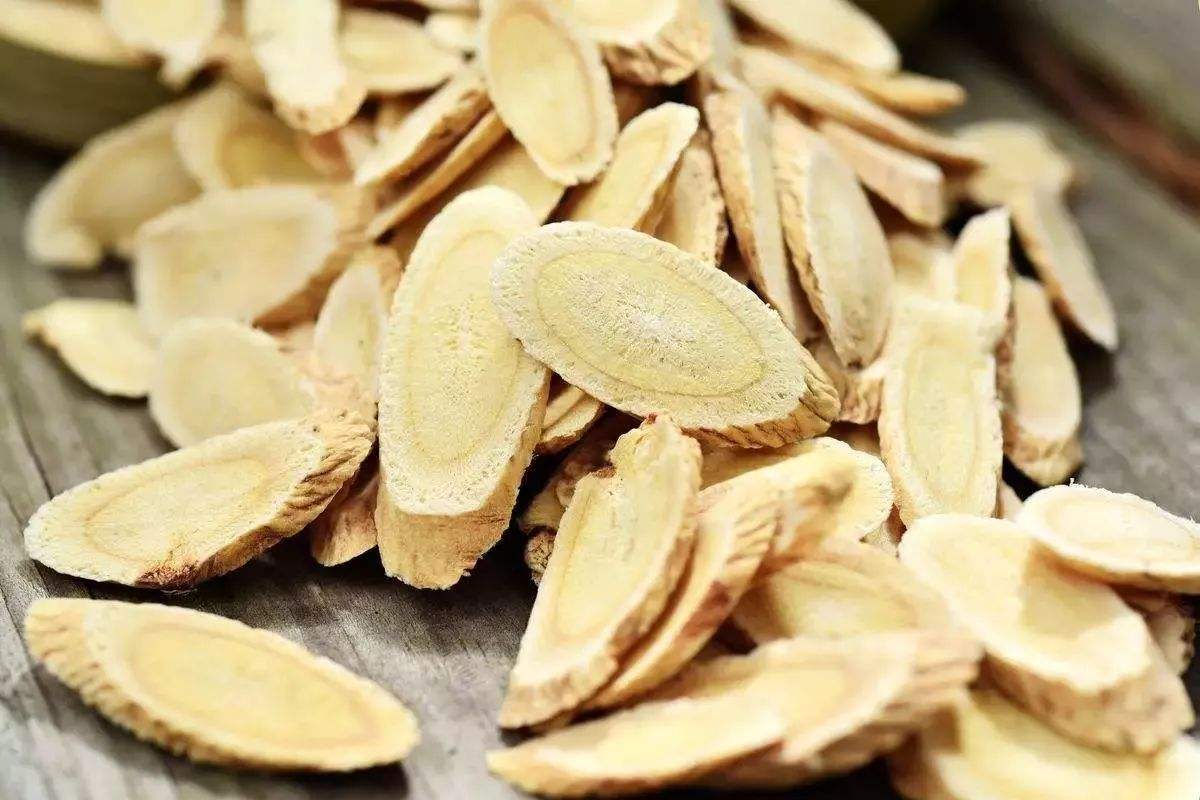 黄芪|轻微的脾阳亏虚该如何调理？可以用黄芪和这味中药泡水喝