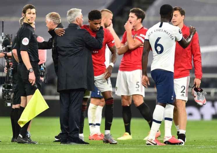 ▲穆帅赛后拥抱曼联两人！自称掌握曼联弱点，板凳深度不够无法取胜