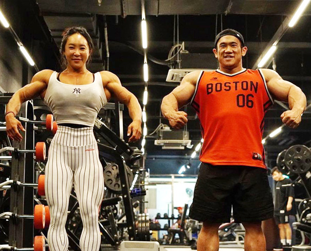 |140斤的姑娘，一身精致的肌肉，尤其是背阔肌，极具视觉冲击