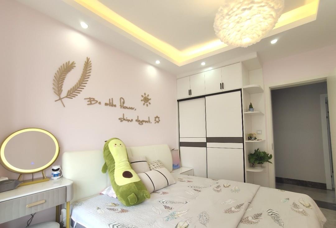 |她家装修现代轻奢风格真心漂亮，吊顶贴金属线条非常有档次，晒晒