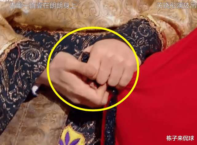 [关晓彤]关晓彤被搂在黄晓明怀里挣脱不开，注意到教主的手部位置，太大胆