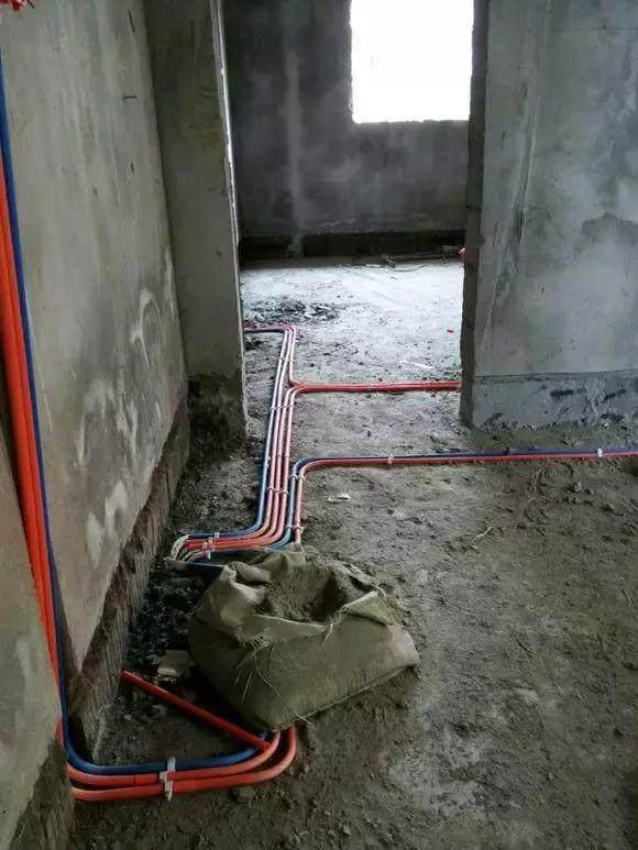 『』水电布线是无证电工做的，每平30，亲戚看完直言这是脑子有坑吧？