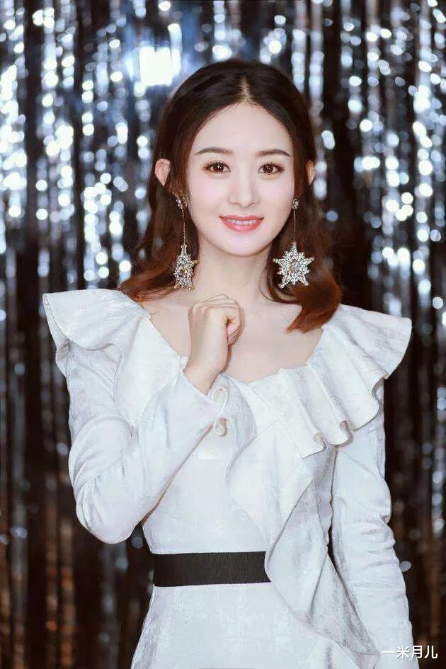 『文雅丽』赵丽颖带儿子参加聚会,母子穿着神同步,想想可爱而俊俏!