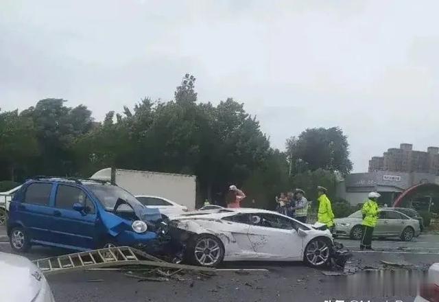 兰博基尼|济南经十路兰博基尼发生车祸，车头撞毁多节护栏被撞坏！真相来了.