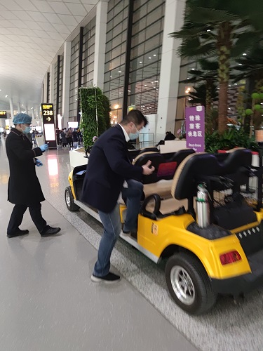 资讯实时报 上海医生一年乘坐东航航班亲历人体捐献器官运输60余次