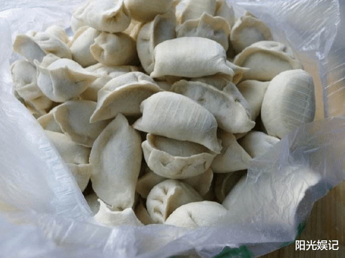 「饺子」包完饺子，直接放冰箱是大错！多做一步，拿时不粘底，煮时不破皮