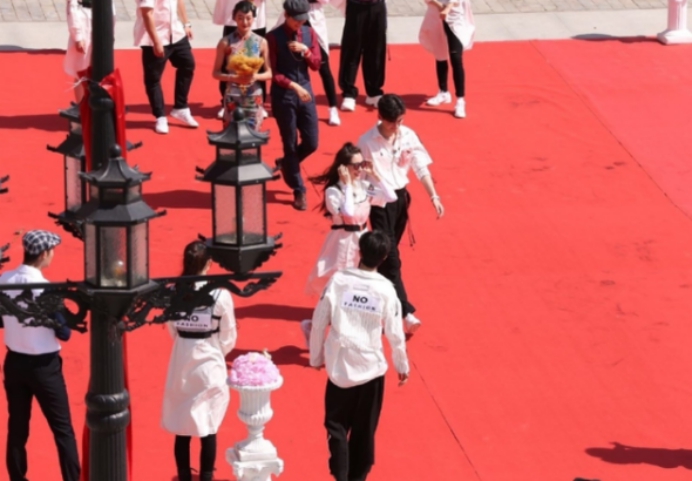 奔跑吧兄弟@跑男35度天室外录制，别的女明星都穿裤子，就baby与众不同