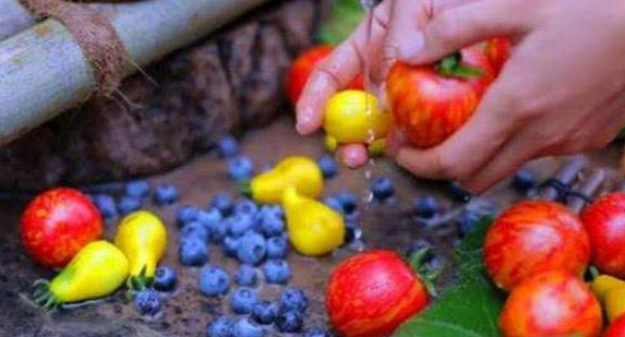 李子柒|李子柒花3小时做“水果蛋糕”，看到无滤镜食物，网友：这能吃？